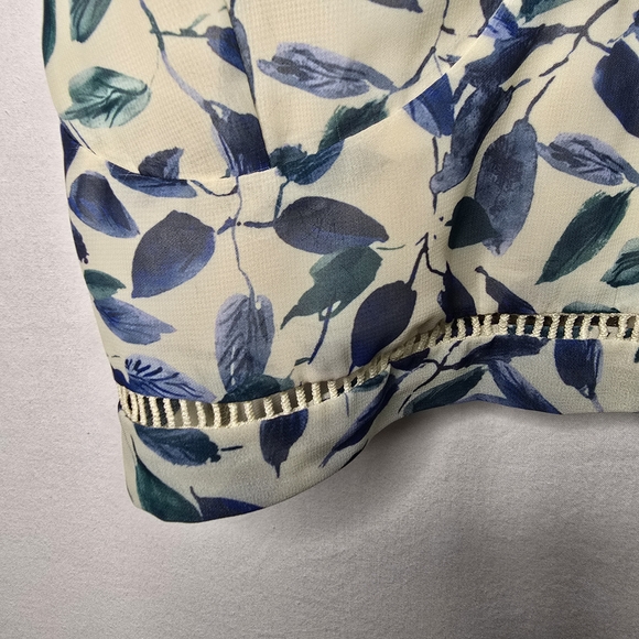 Kendall & Kylie Floral Blue and White Crop Top Size Small - Picture 3 of 8